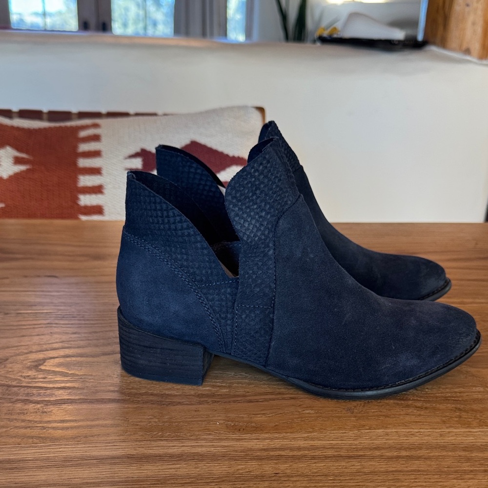 Seychelles Navy Blue Suede Bootie. Size 7